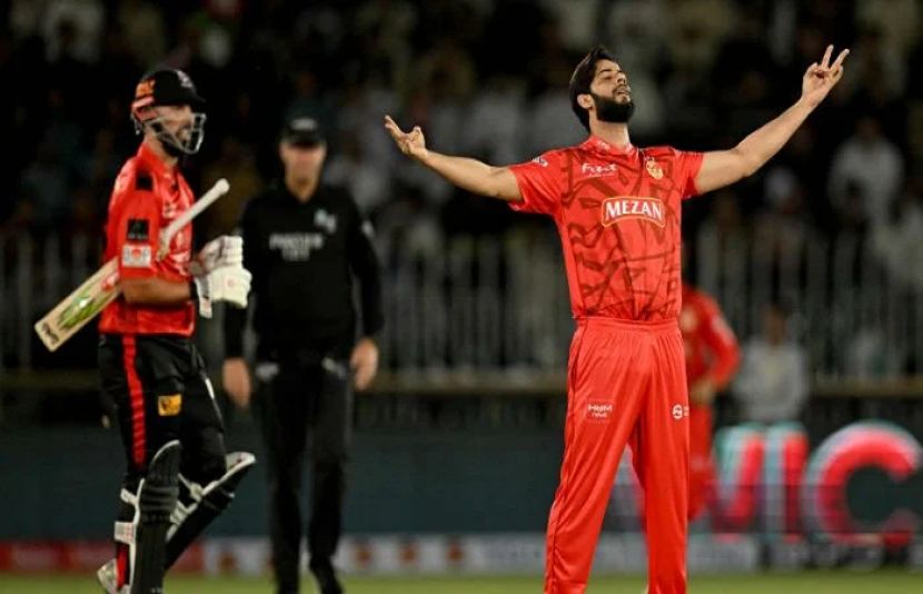 کھلاڑی کا آؤٹ کرنے پر خوشی کا اظہار