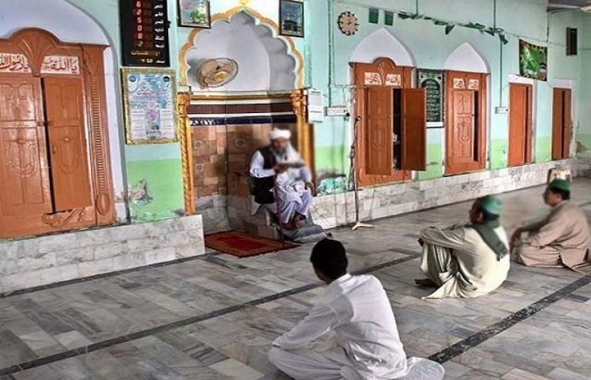 کورونا وائرس کے سبب مساجد میں صرف تین سے پانچ افراد کو نماز پڑھنے کی اجازت دی ہے