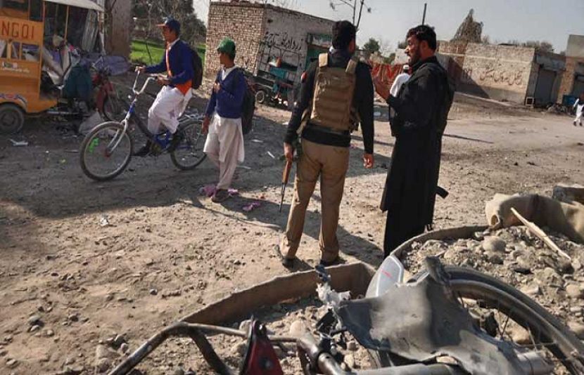 خیبرپختونخوا کے ضلع بنوں میں ڈومیل پولیس اسٹیشن پر زور دار دھماکے اور فائرنگ کے تبادلے میں متعدد ہلاکتوں اور زخمیوں کی اطلاعات ہیں