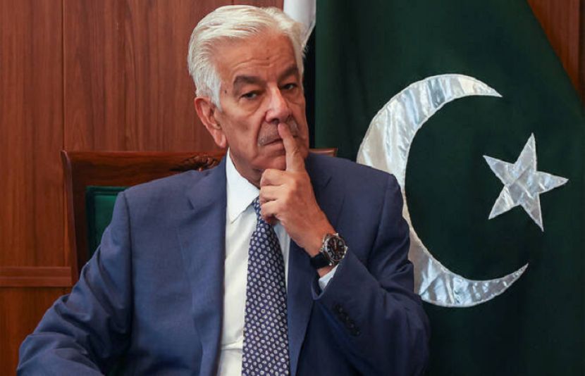 وزیر دفاع خواجہ آصف نے کہا ہےکہ حکومت پی ٹی آئی سے مذاکرات میں سنجیدہ ہے مگر یہ چار پانچ زبانیں بولتے ہیں ہم کس پر اعتبار کریں