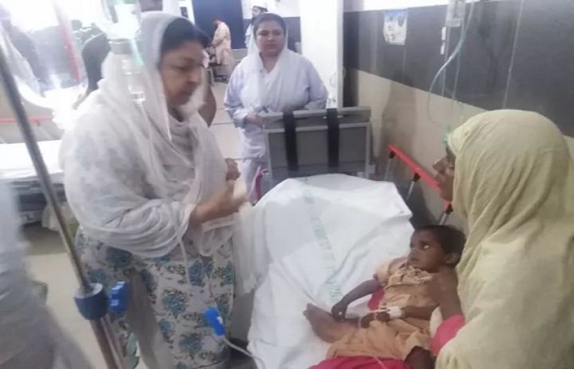 صوبائی وزیرصحت ڈاکٹر یاسمین راشد ے رات گئے اچانک سرکاری اسپتال کا دورہ کیا ہے