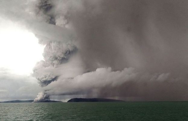 انڈونیشیا: سونامی کے بعد آتش فشاں پھٹنے کا خطرہ بڑھ گیا