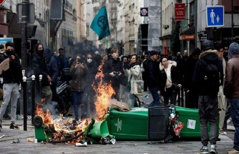 فرانس میں متنازع پینشن اصلاحات کے خلاف پیرس سمیت مختلف شہروں میں ایک بار پھر مظاہرے شروع ہو گئے