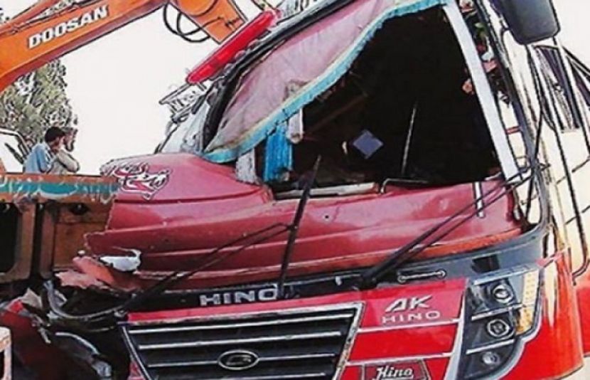 شکارپور: خانپور انڈس ہائی وے پر کوچ اور آئل ٹینکر میں تصادم 4 افراد جاں بحق