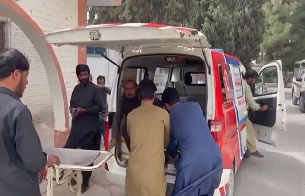 لسبیلہ میں اوتھل پوائنٹ کے قریب مسافر بس اور وین کے درمیان خوفناک تصادم کے نتیجے میں 12 افراد جاں بحق ہوگئے