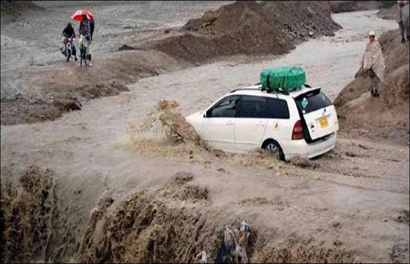 بلوچستان میں طوفانی بارشوں اور سیلاب نے تباہی مچا رکھی ہے، سیلابی ریلے جانور، املاک اور رابطہ پُلوں کو بھی بہا لے گئے