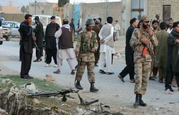 ڈیرہ اسمٰعیل خان میں ٹانک اڈہ کے قریب پولیس پر کیے گئے بم دھماکے میں 5 افراد جاں بحق ہوگئے۔