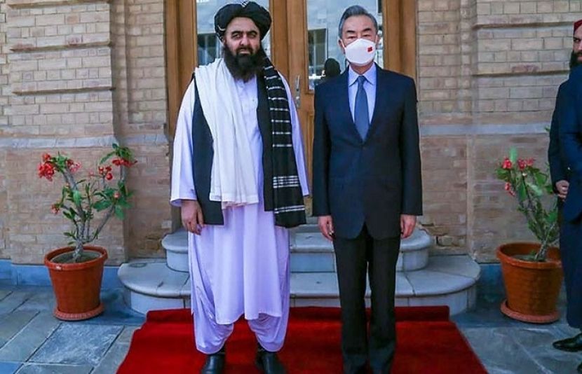 چینی وزیر خارجہ وینگ یی اور قائم مقام افغان وزیر خارجہ امیر خان متقی
