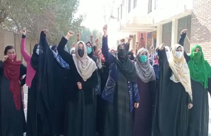 بھارتی مسلم طلباء سے اظہار یکجہتی، صادق آباد کی خواتین حجاج پہنے سڑکوں پر نکل آئیں 