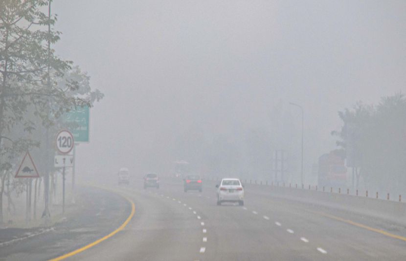 دھند کی شدت اور بڑھتی ہوئی آلودگی کے سبب سڑکوں پر حادثات کی تعداد میں مسلسل اٖضافہ ہورہا ہے