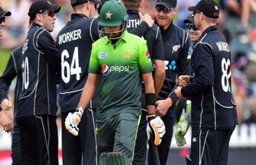 پاکستان کی نیوزی لینڈ کے خلاف بیٹنگ جاری ہے۔
