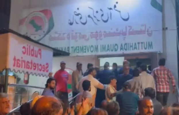 ایم کیو ایم میں خالد مقبول اور مصطفیٰ کمال گروپ کے حامیوں کے درمیان ہاتھا پائی اور ہوائی فائرنگ ہوئی