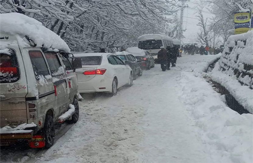 ملکہ کوہسار مری میں برفباری، سیاح خاندان سمیت گاڑیوں میں محصور