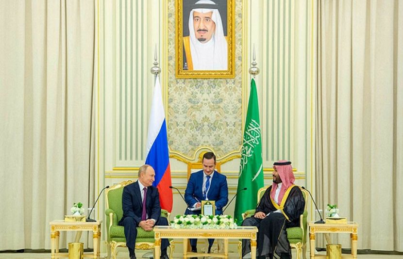 روس کے صدر ولادمیر پیوٹن  سعودی  ولی عہد محمد بن سلمان سے ملاقات کر رہے ہیں