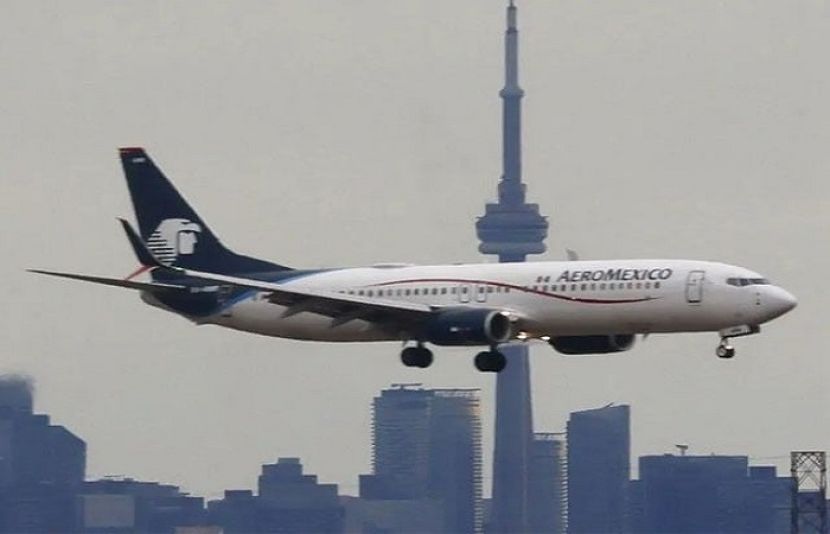 میکسیکو میں ایک مسافر نے ہوائی جہاز کا ہنگامی دروازہ کھول کر پرَ کے اوپر واک شروع کردی