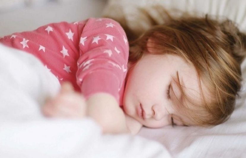 نیند کی کمی بچوں اور نوجوانوں کی ذہنی صحت کو متاثر کرنے کا باعث بن سکتی ہے۔