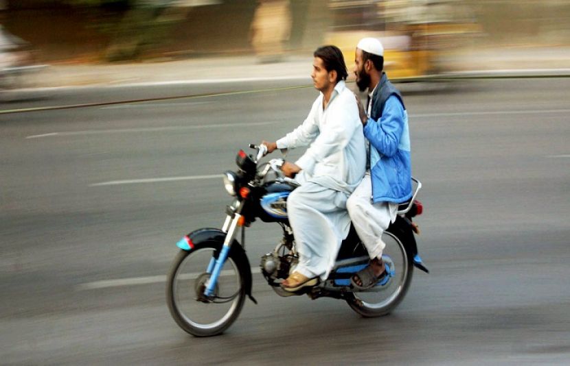 کراچی میں ڈبل سواری پر پابندی عائد کر دی گئی