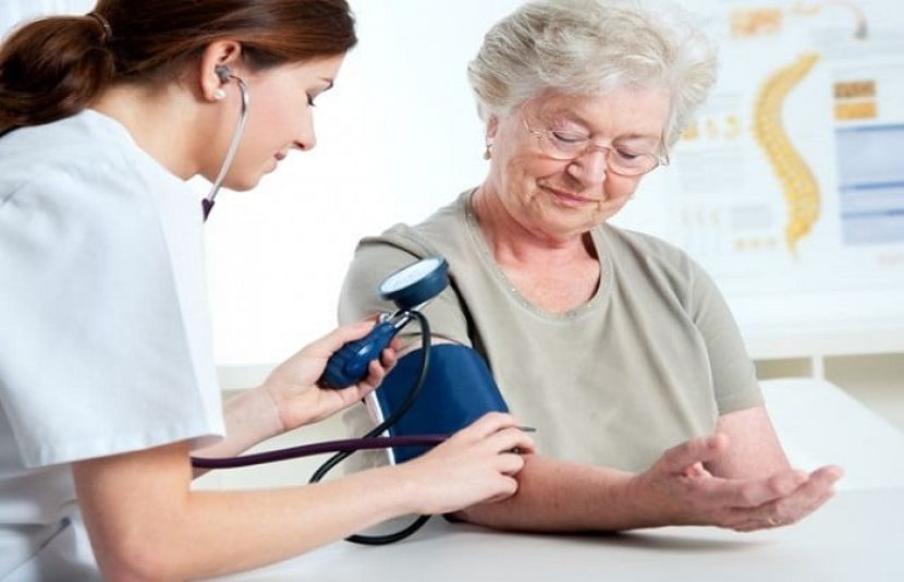 عمر رسیدہ افراد میں ہائی بلڈ پریشر کی علامات کو سمجھنا مرض کی جلد تشخیص اور علاج کے لیے بہت ضروری ہے