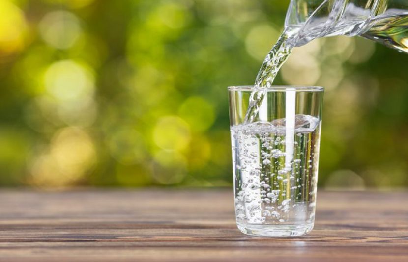 ماہرین کے مطابق ایک ساتھ زیادہ پانی پینا  معدے کی خرابی اور تیزابیت کی وجہ بنتا ہے۔