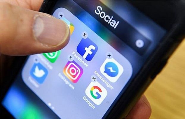 اسمارٹ فونز سے نکلنے والی نیلی روشنی (بلیو لائٹ) سے کینسر کا خطرہ دگنا ہوجاتا ہے۔