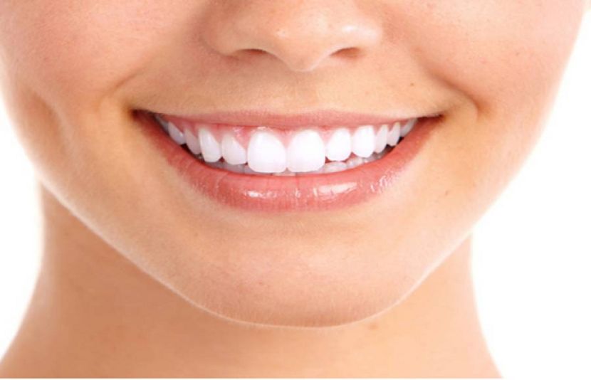 چند آسان نسخے جو دانتوں کو قدرتی طریقوں سے سفید اور چمکدار بناتے ہیں