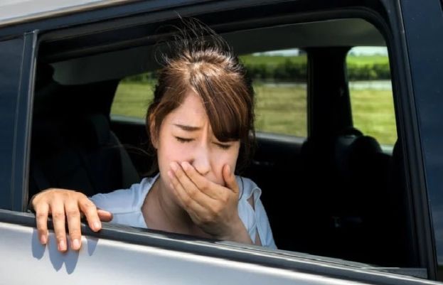 گاڑی کے سفر کے دوران کچھ افراد کو اچانک متلی اور سر چکرانے کی تکلیف کا سامنا ہو سکتا ہے
