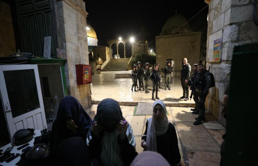 اسرائیلی فورسز کا مسجد اقصیٰ میں نمازیوں پر حملہ