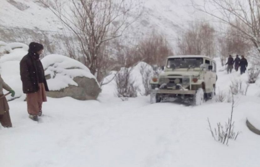 گلگت بلتستان کے بالائی علاقوں میں موسم سرما کی پہلی برفباری، زمینی رابطے منقطع