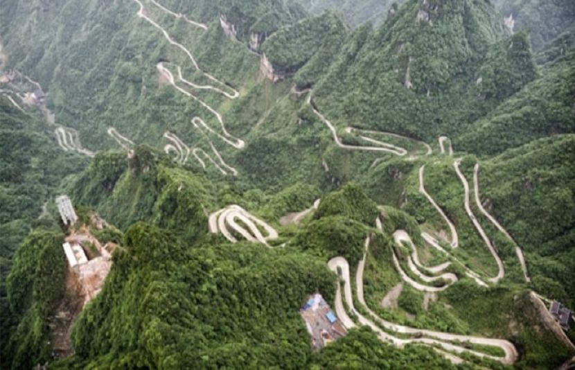 چینی ایڈورٹائزنگ کمپنی نے ملازمین کو فارغ کرنے کے لیے اپنے آفس کو پہاڑ پر منتقل کردیا
