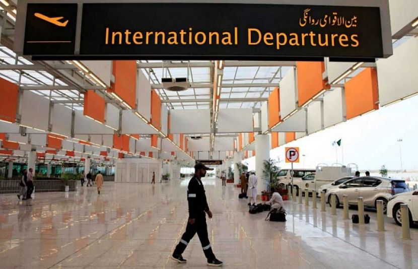 لاہور ائیر پورٹ پر غیر ملکی ائیر لائن کی پرواز کی لینڈنگ کے دوران دو فضائی میزبان گرنے سے زخمی ہوگئیں