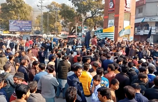 کشمیر میں عوامی مظاہروں میں پولیس اور شہری ہلاک