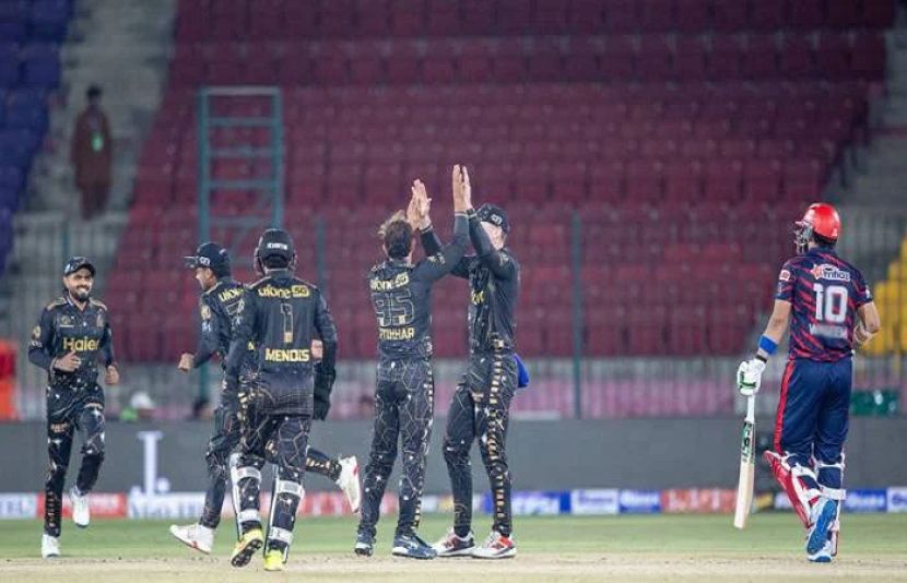 پی ایس ایل 11 میں کراچی کنگز کی پشاور زلمی کے خلاف بیٹنگ جاری ہے