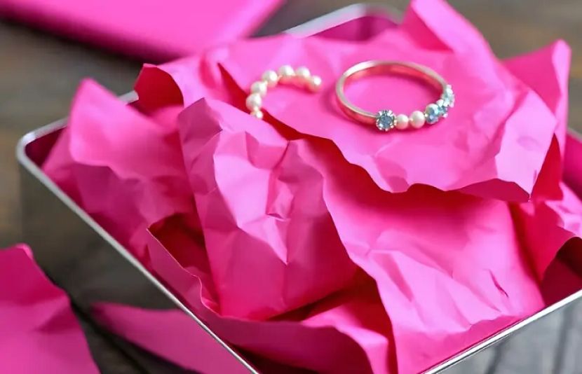 سنار سے سونا یا چاندی خریدی جائے، وہ اسے اکثر گلابی رنگ کے کاغذ میں ہی لپیٹ کر دیتا ہے