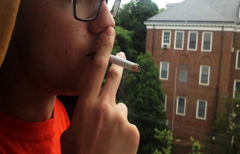  خیبرپختونخوا حکومت نے صوبے کے کالجز اور جامعات میں سگریٹ اور نسوار پر پابندی عائد کر دی