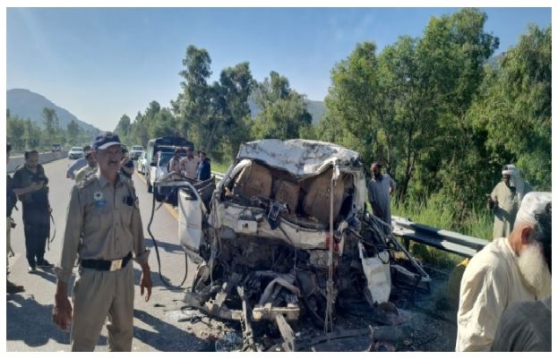 سوات ایکسپریس وے پر مسافر وین اور بس میں خوفناک حادثے کے نتیجے میں 16 افراد جاں بحق اور 7 زخمی ہو گئے