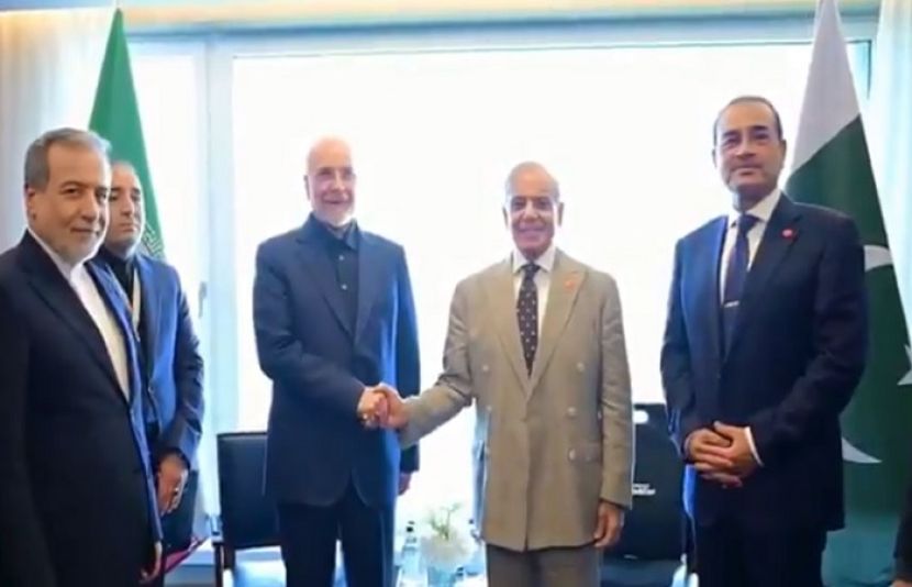 امریکا اور ایران کے درمیان مذاکرات کے آغاز سے قبل پاکستانی اور ایرانی وفد کی ملاقات ہوئی