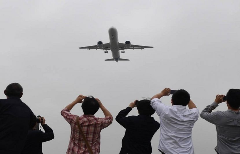 چین کے پہلے مسافر بردار طیارے کی کامیاب لینڈنگ