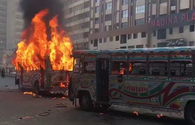 حادثے کے بعد مشتعل افراد نے دو بسوں کو آگ لگادی