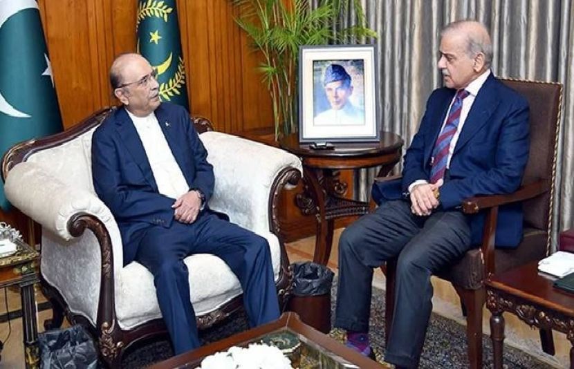 وزیراعظم شہباز شریف صدر آصف زرداری سے ملاقات کر رہے ہیں