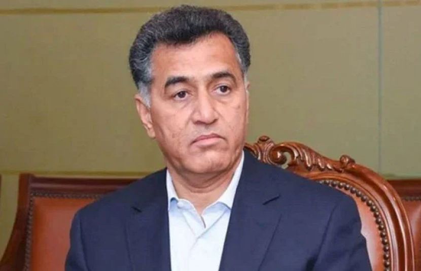 ڈی جی آئی ایس آئی لیفٹیننٹ جنرل (ر) فیض حمید پر یہ الزام بھی عائد کیا گیا کہ انہوں نے ریٹائرمنٹ کے بعد بعض خفیہ سرکاری دستاویزات اپنے پاس رکھیں