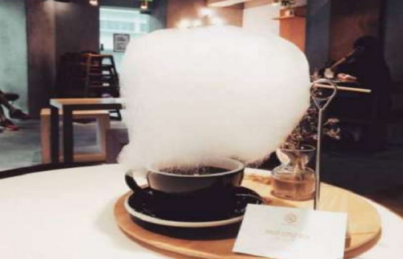 کافی کے کپ میں چینی کا عجیب منظر