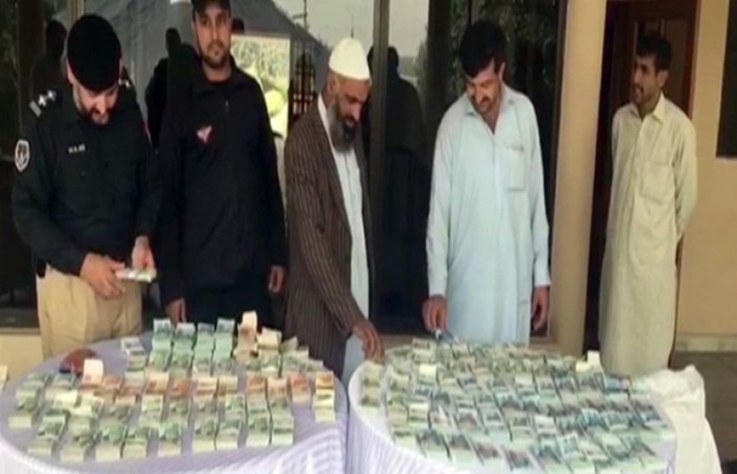 پشاورمیں پولیس کاچھاپہ،6 کروڑ مالیت کی جعلی پاکستانی کرنسی برآمد، 3 ملزمان گرفتار