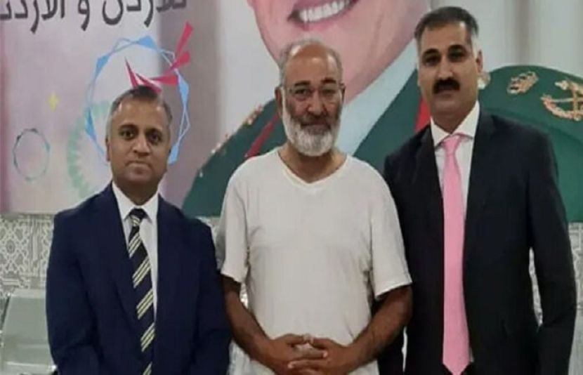 سابق سینیٹر مشتاق احمد خان اسرائیلی قید سے آزاد، اردن پہنچ گئے