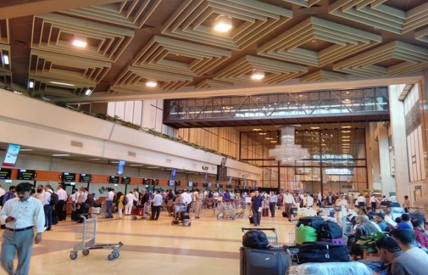 دبئی سے بے دخل مسافروں کو لاہور ائیرپورٹ پر روک دیا