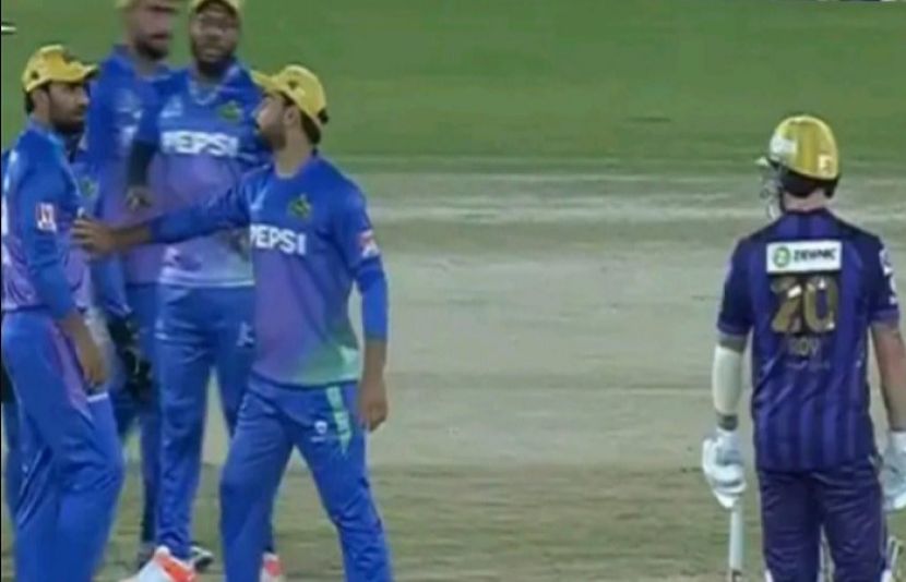 ملتان سلطانز کے کھلاڑی افتخار احمد کوئٹہ گلیڈی ایٹرز کے بیٹر جیسن روئے سے الجھ پڑے تھے۔