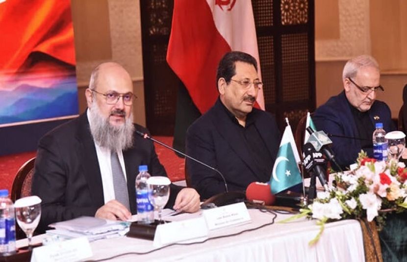وفاقی وزیر تجارت جام کمال خان اور ایرانی وزیر صنعت و تجارت ڈاکٹر محمد اتابک