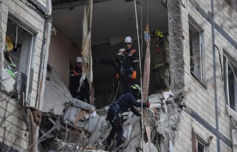 روس کی جانب سے یوکرین کے توانائی ڈھانچے اور رہائشی عمارتوں پر درجنوں میزائل اور ڈرون حملوں کے نتیجے میں کم از کم 6 افراد ہلاک اور متعدد زخمی ہوگئے