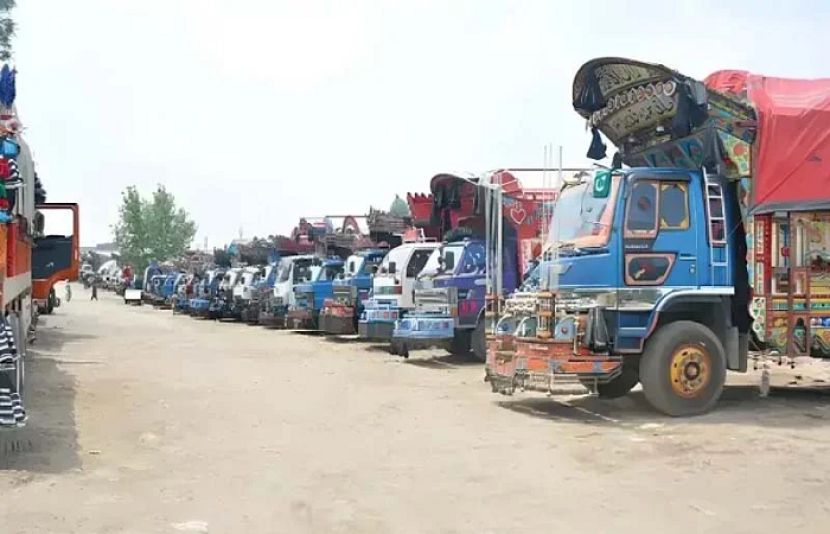 حکومت اور ٹرانسپورٹرز کے درمیان کامیاب مذاکرات کے بعد گڈز ٹرانسپورٹرز ایسوسی ایشن نے ملک بھر میں جاری ہڑتال ختم کرنے کا اعلان کر دیا ہے