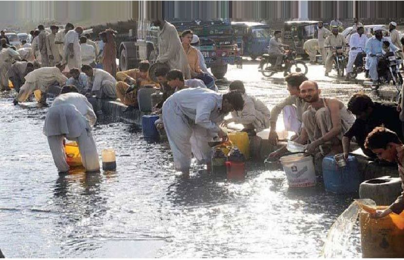 کراچی میں آئل ٹینکر الٹ گیا اور شہریوں کی بڑی تعداد تیل جمع کرنے میں مصروف ہے