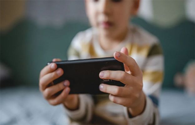 کم عمر کے بچوں کے لیے اسمارٹ فون کا استعمال صحت کے لیے خطرناک ثابت ہو سکتا ہے